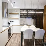 Miku Apartment-luxurious 2bd Private Parking * טיראנה