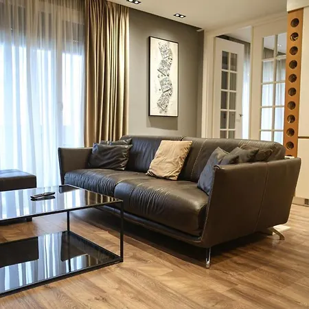 Miku Apartment-luxurious 2bd Private Parking * טיראנה