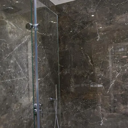 Miku Apartment-luxurious 2bd Private Parking * טיראנה