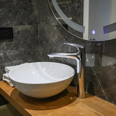 Lejlighed Miku Apartment-luxurious 2bd Private Parking